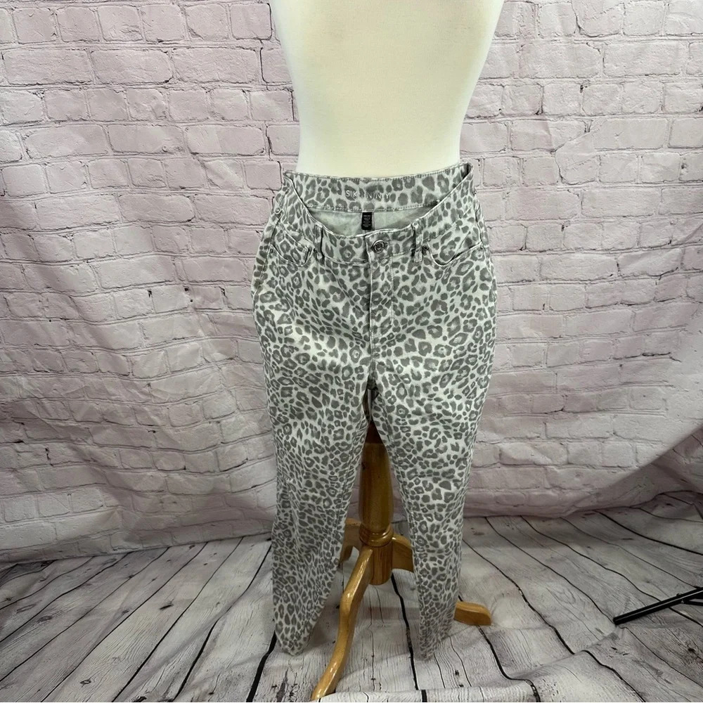 white house black market the skinny high rise ankle animal print jeans size 2